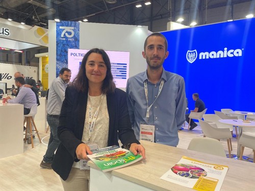 Marta Roig, responsable comercial de Manica Cobre, junto a Martí, compañero del despartamento técnico