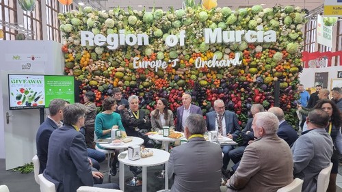 Encuentro de representantes del sector con la consejera de Agricultura de Murcia.