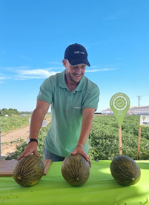 José Ramón Naranjo, Sales Specialist de melón, muestra los piel de sapo