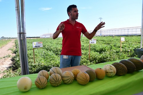 Enrique Ballester, Account Manager de BASF, junto a una muestra del catálogo de melones