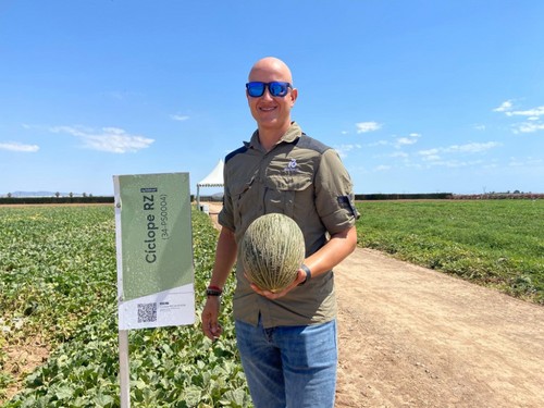 Juan Francisco Martínez, crop specialist de melón junto a Ciclope RZ